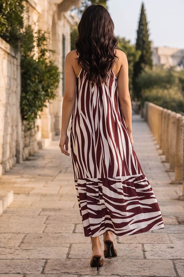 Μάξι εμπριμέ φόρεμα με λεπτή τιράντα και τελείωμα βολάν