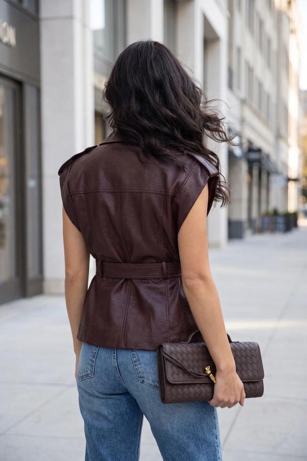 Αμάνικο jacket από δερματίνη με ζώνη