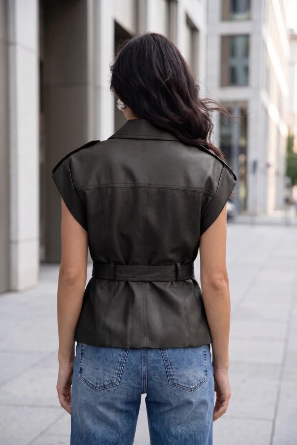 Αμάνικο jacket από δερματίνη με ζώνη