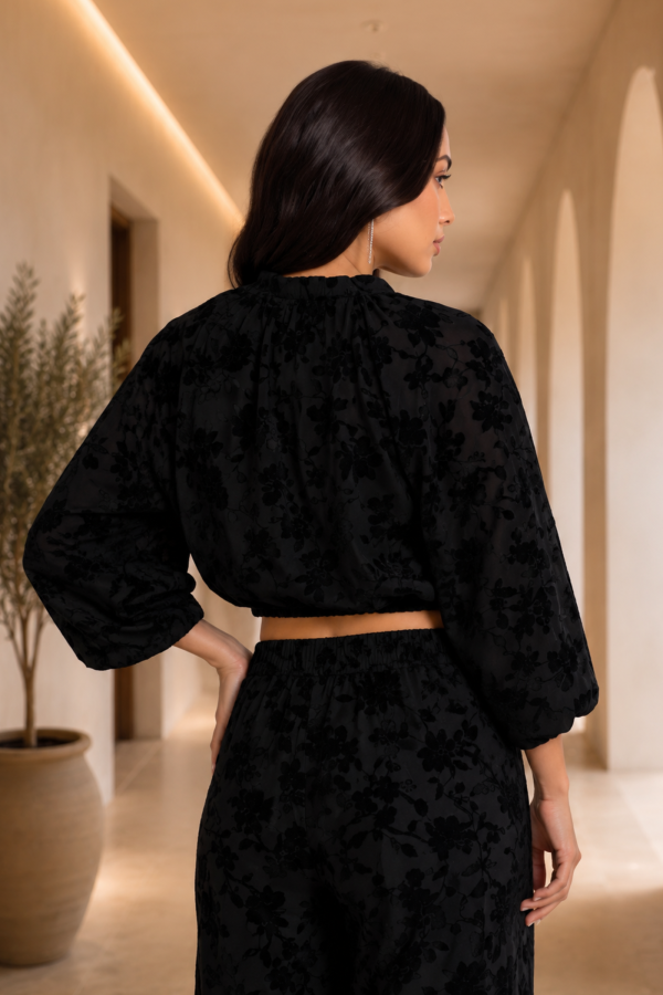 Cropped jacket με ανάγλυφο floral σχέδιο