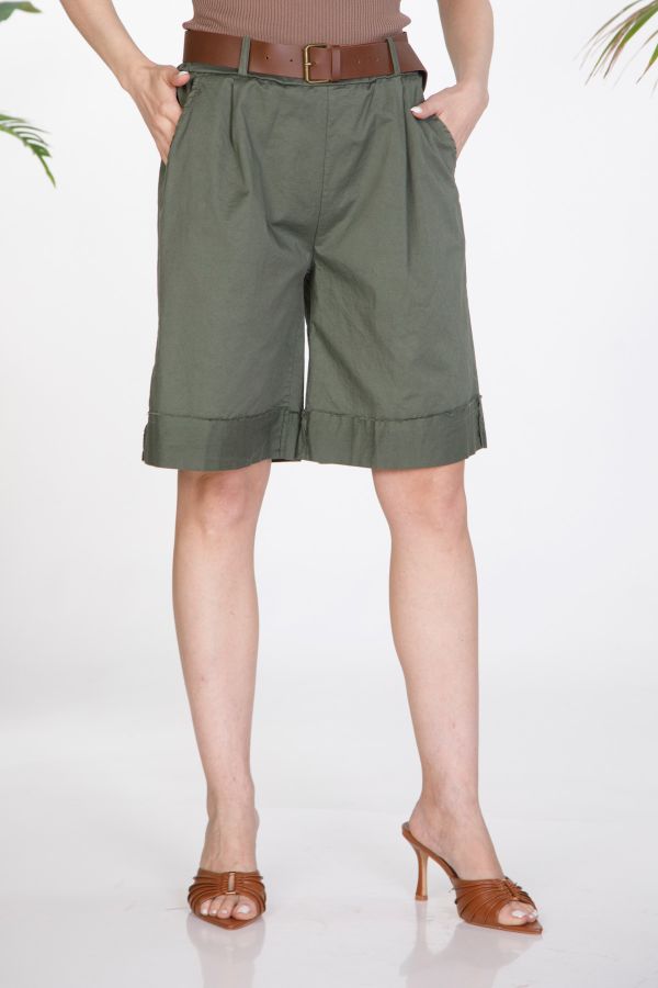 High-waisted pleated bermuda shorts with belt