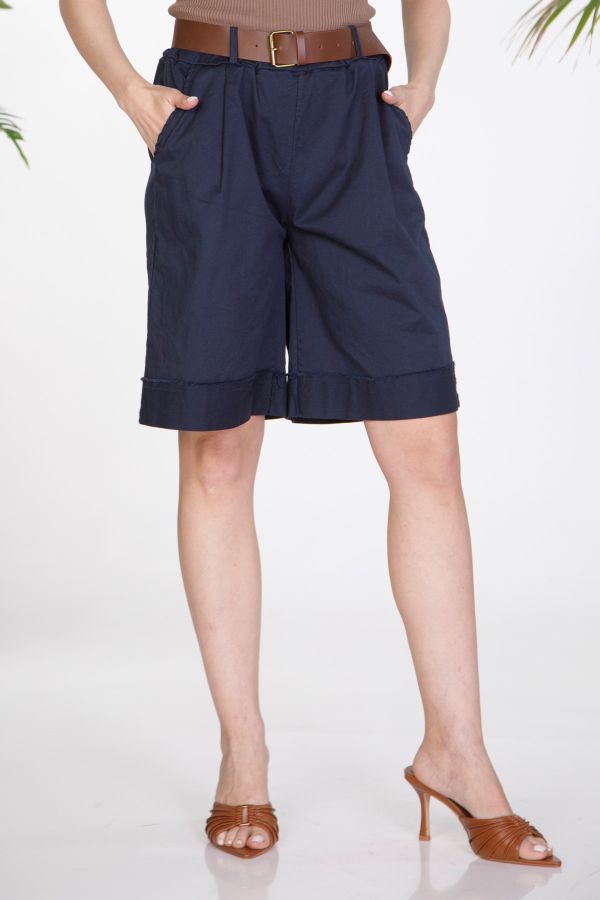 High-waisted pleated bermuda shorts with belt