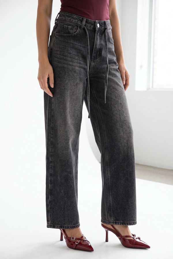 Τζιν παντελόνι mom fit με υφασμάτινο ζωνάκι