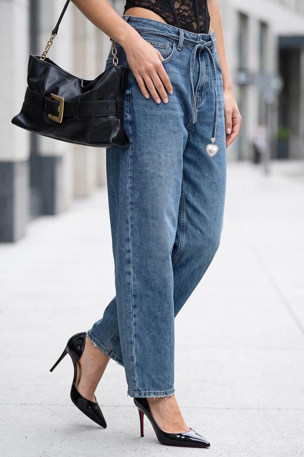 Τζιν παντελόνι mom fit με υφασμάτινο ζωνάκι
